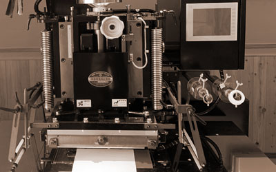 兵庫　加東市　印刷業　箔押印刷のラボの箔押し機の正面です。