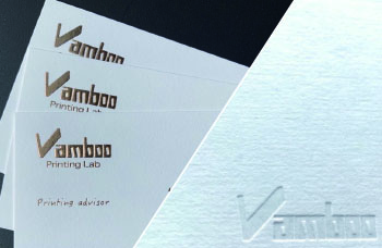 箔押し印刷と、型押し加工の名刺です。細かいフォントが再現されています。