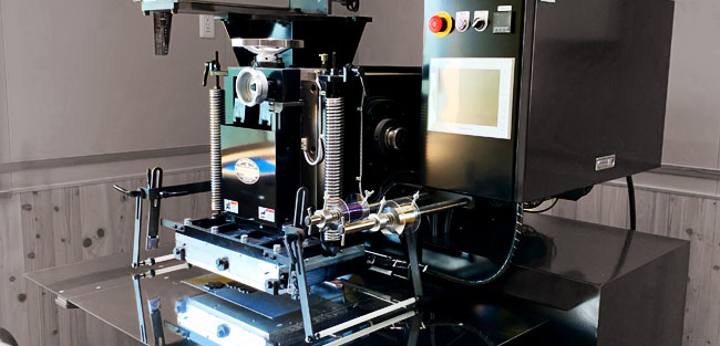 兵庫　加東市　印刷業　箔押印刷のラボの箔押し機です。特注の真っ黒な箔押し機は、かっこいいと評判です。この機械で加熱温度やプレス圧を調整し、細かいフォントの再現をしています。