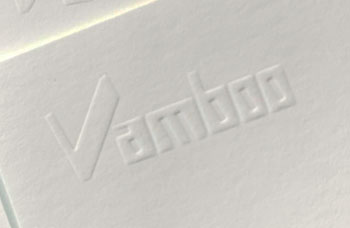 アルファベットを浮き出し加工にしています。浮き出し加工で存在感が出るのがよくわかります。